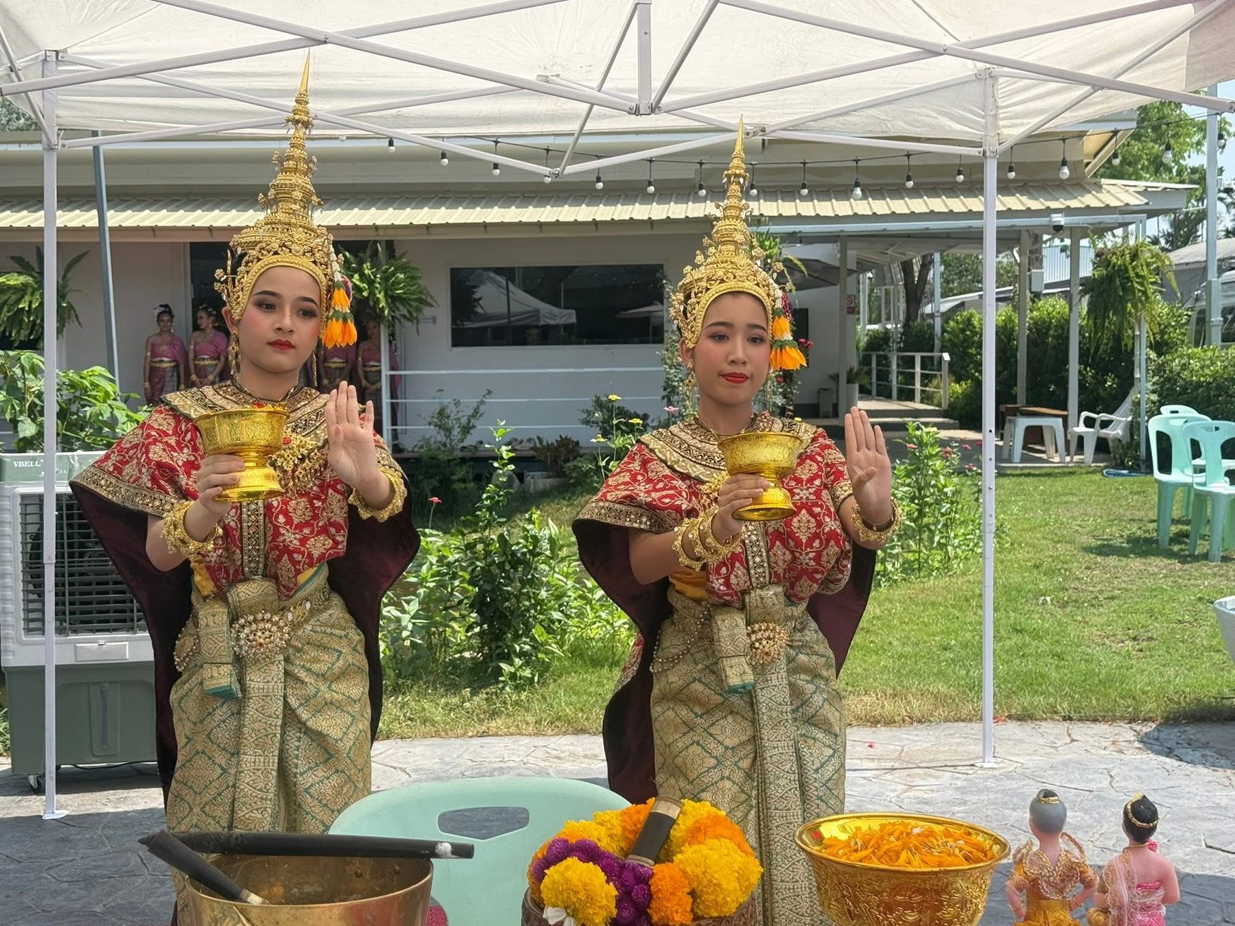 ร่วมแสดงในพิธีตั้งศาลพระภูมิ สวนบ้านครู