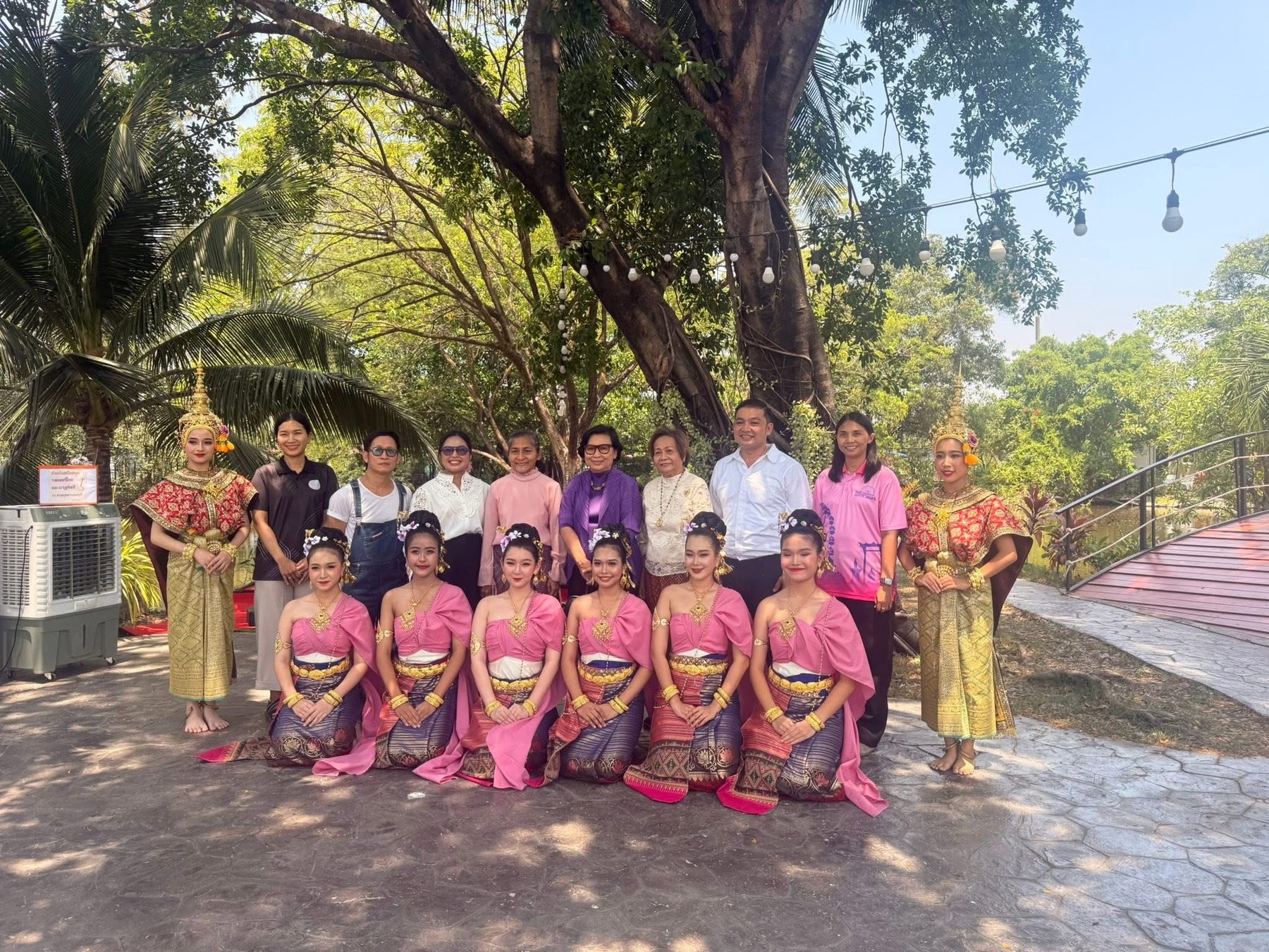 ร่วมแสดงในพิธีตั้งศาลพระภูมิ สวนบ้านครู