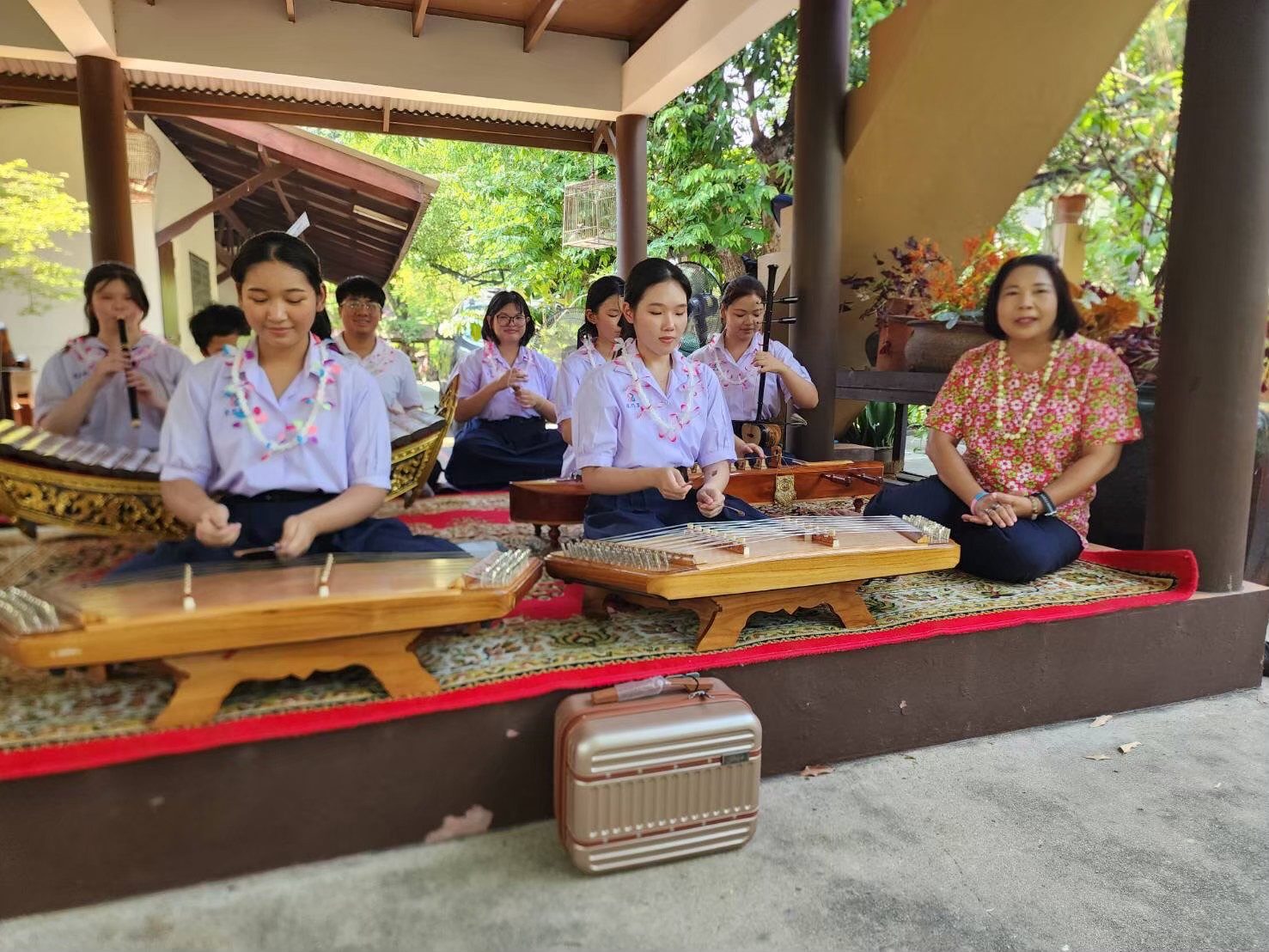 บรรเลงดนตรีพิธีรดน้ำดำหัว คุณปนัดดา สุวรรณานนท์