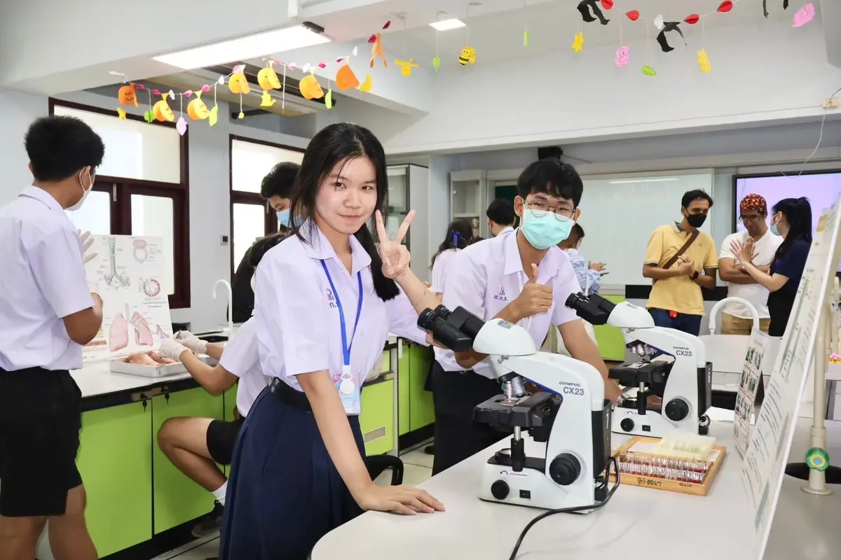 บรรยากาศห้องปฏิบัติการวิทยาศาสตร์ 8