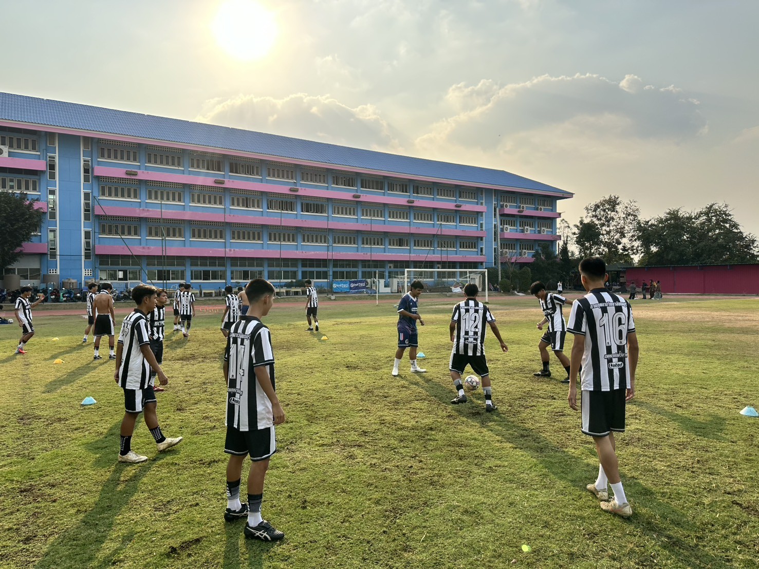 ชั่วโมงพลศึกษาบนสนาม ภาพที่ 2