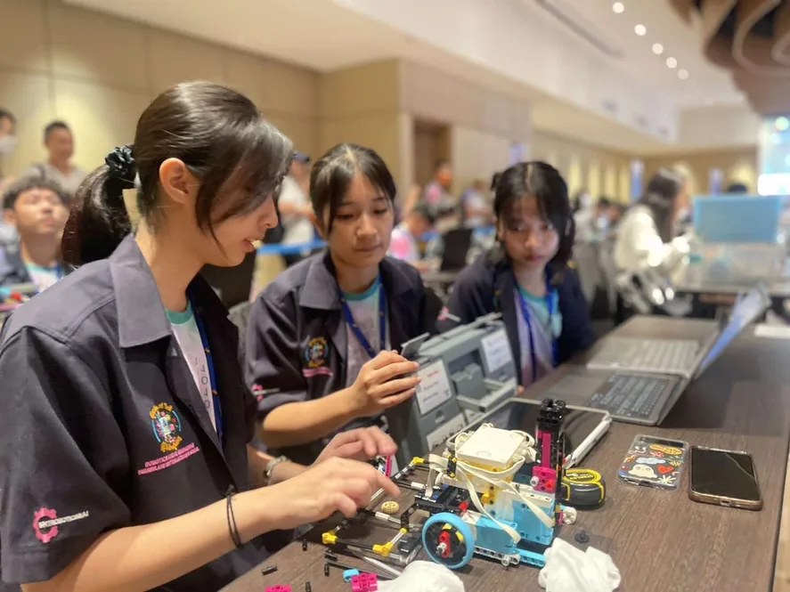 Building a robot at a competition